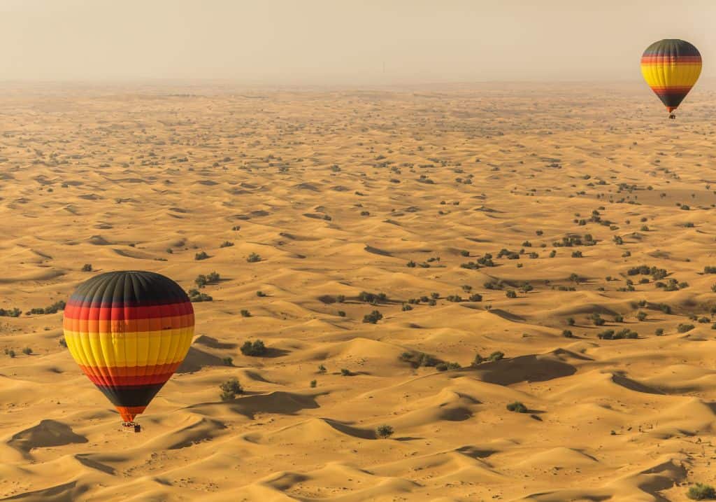 Fahrt im Heißluftballon in Dubais Wüste